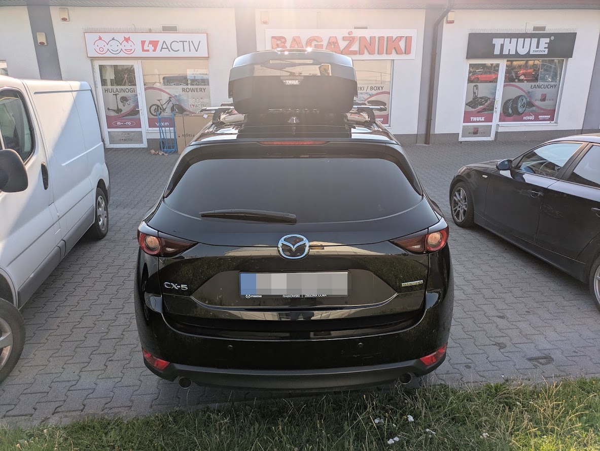 Mazda CX-5 z boxem dachowym Thule ? widok samochodu od tyłu